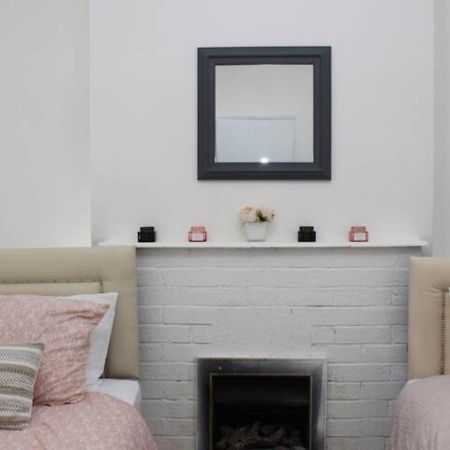 Newly Refurbished 3 Bed 2.5 Bath House In Staines Villa Exterior foto