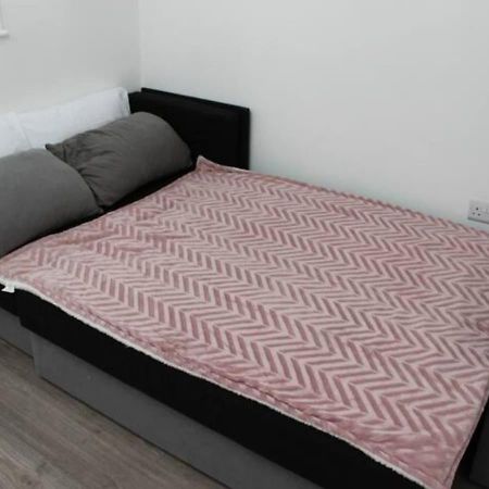 Newly Refurbished 3 Bed 2.5 Bath House In Staines Villa Exterior foto