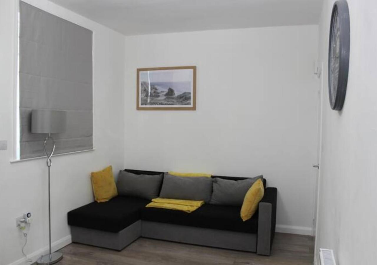 Newly Refurbished 3 Bed 2.5 Bath House In Staines Villa Exterior foto