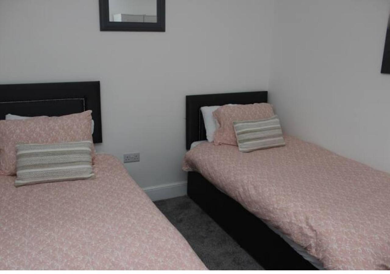 Newly Refurbished 3 Bed 2.5 Bath House In Staines Villa Exterior foto