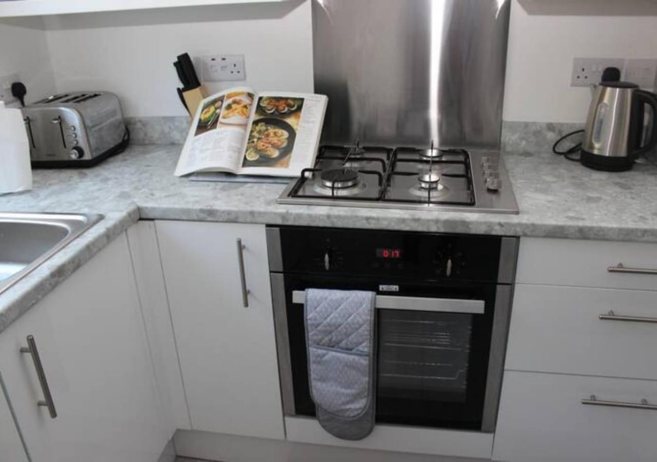 Newly Refurbished 3 Bed 2.5 Bath House In Staines Villa Exterior foto