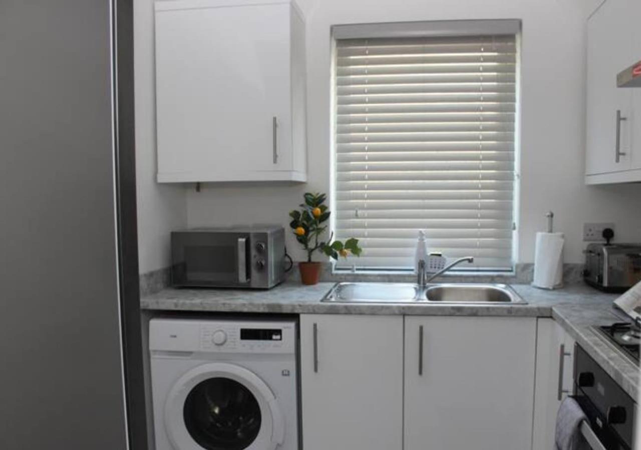 Newly Refurbished 3 Bed 2.5 Bath House In Staines Villa Exterior foto