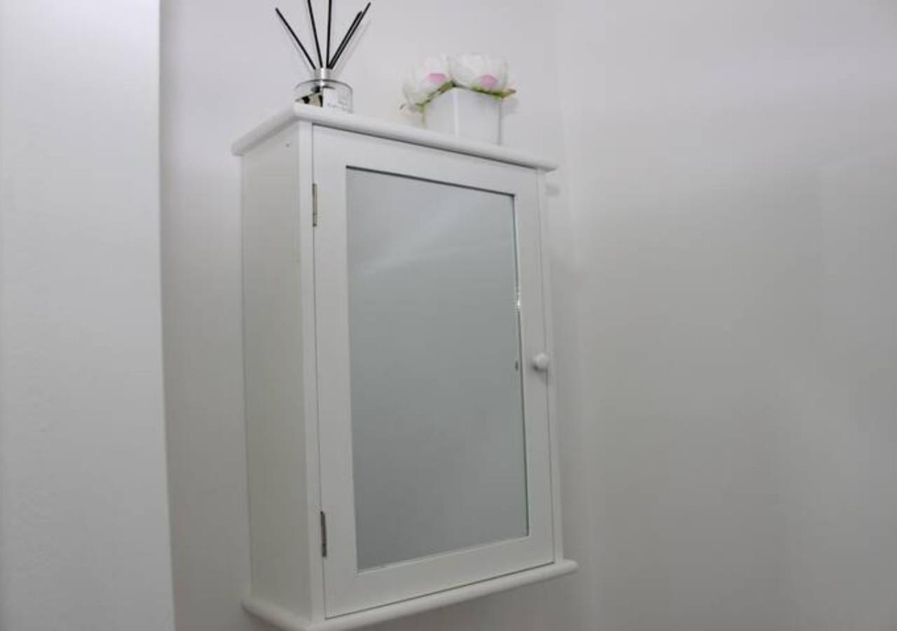 Newly Refurbished 3 Bed 2.5 Bath House In Staines Villa Exterior foto