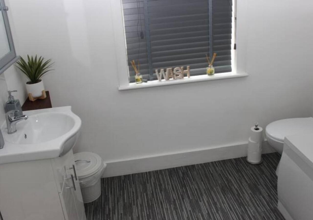 Newly Refurbished 3 Bed 2.5 Bath House In Staines Villa Exterior foto
