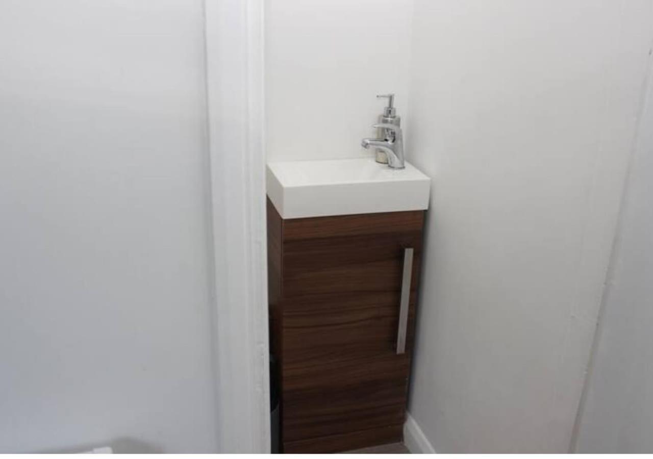 Newly Refurbished 3 Bed 2.5 Bath House In Staines Villa Exterior foto