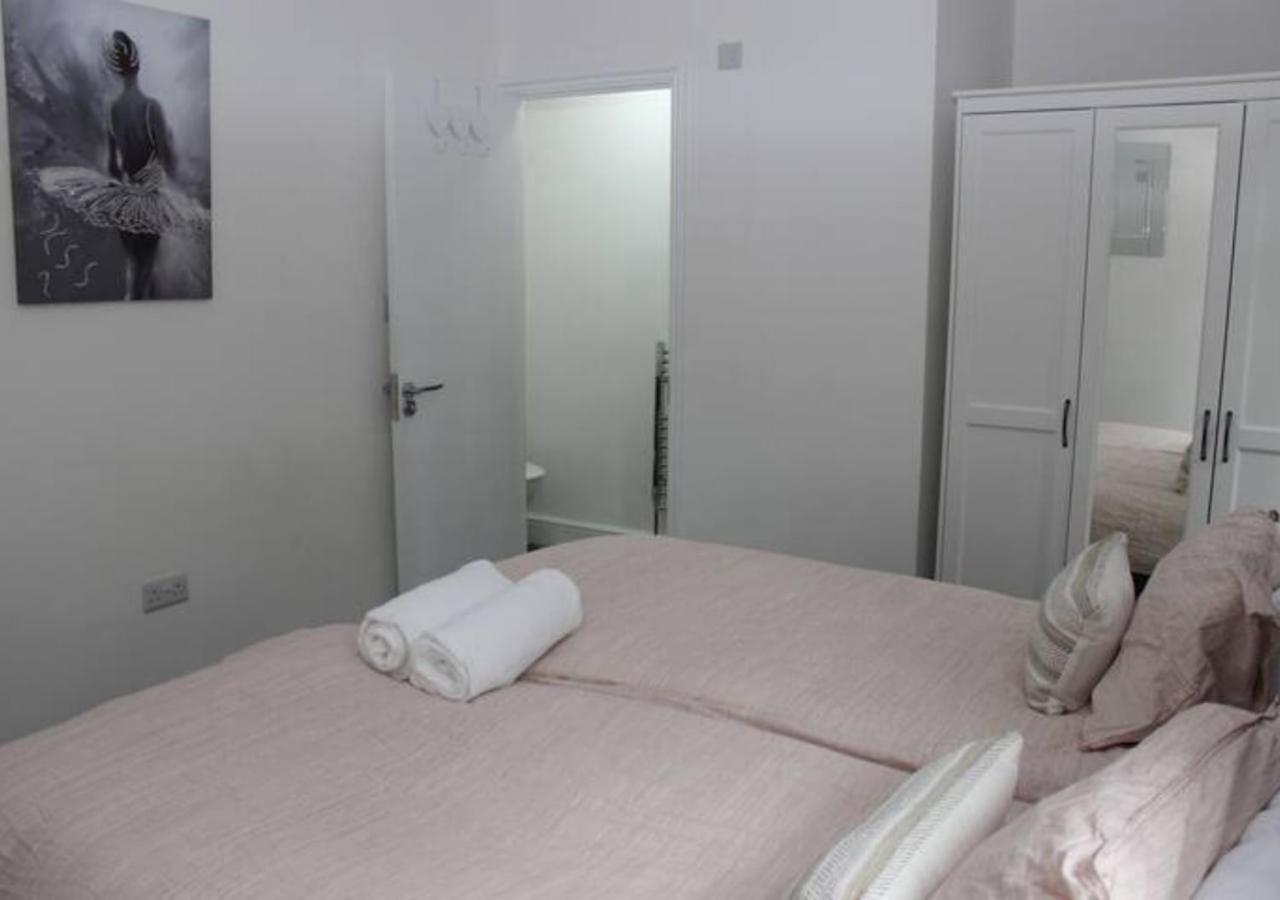Newly Refurbished 3 Bed 2.5 Bath House In Staines Villa Exterior foto